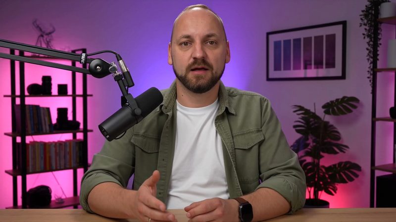 Damian Nowaczek w studiu prowadzi lekcję 1 kursu, widok w panelu na telefonie
